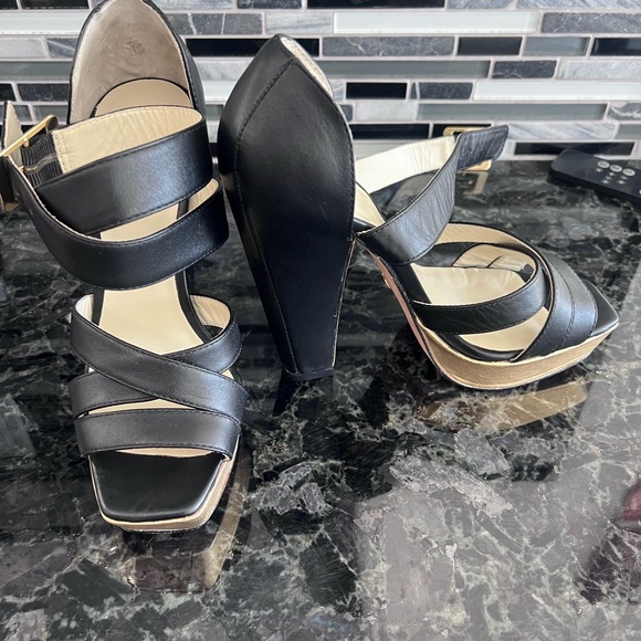 Black platform shoes with gold bottom platform in the front , size 37 - Picture 4 of 4